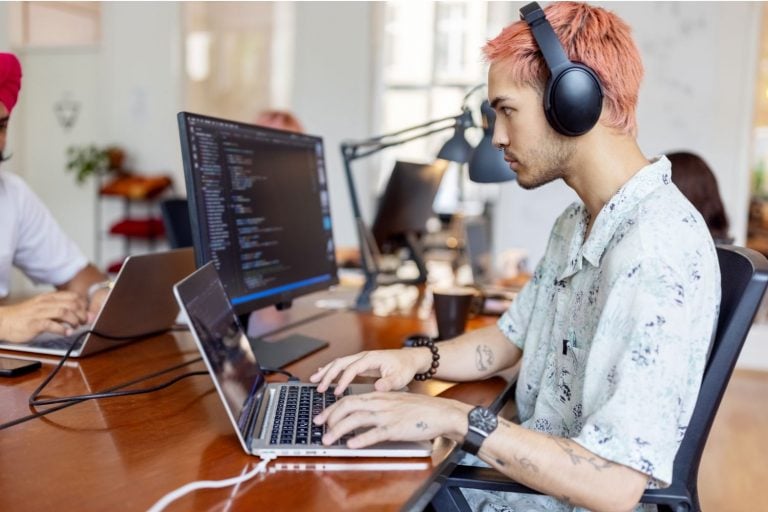 Getty Images Enquanto empresas exigem maior presença no escritório, profissionais da Geração Z buscam flexibilidade e autonomia Leia mais em: https://forbes.com.br/carreira/2025/02/career-catfishing-office-ghosting-tendencias-geracao-z-mercado-de-trabalho/